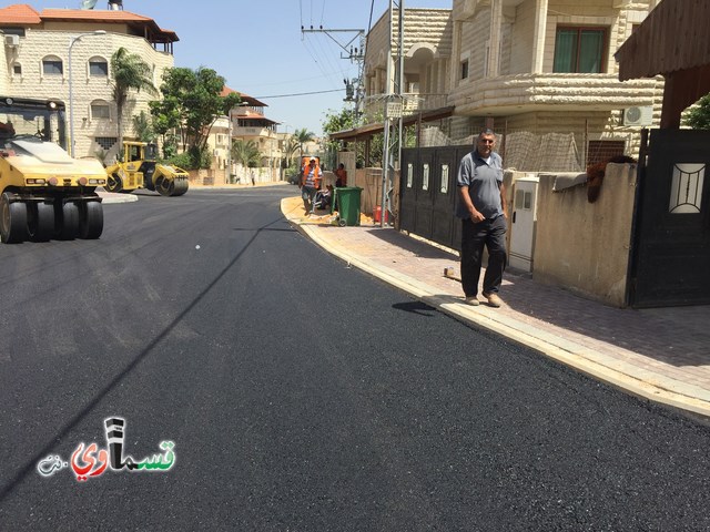 فيديو : تعبيد واتمام عماير ابو سعده بحضور رئيس البلدية المحامي عادل بدير .. والاهالي هذا سفيون دار ابو سعدة 